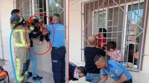 تركيا: إنقاذ طفلة علق رأسها بين الدرابزين