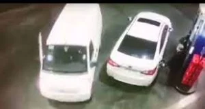 عجوز جريء يثير الرعب في قلوب مجموعة من اللصوص (فيديو)