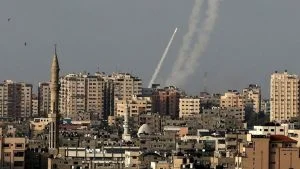 كتائب القسام تطالب وسائل الاعلام العالمية بالتوجه لتل ابيب لتغطية عجائب الرشقات الصاروخية