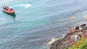 امرأتان تعلقان بين الصخور في إسطنبول