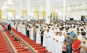 فيديو صادم.. قتل إمام مسجد يؤم الناس في صلاة التراويح
