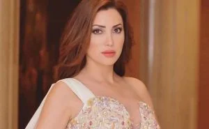 السورية نسرين طافش بإطلالة صيفية ساحرة من داخل المسبح (صور)