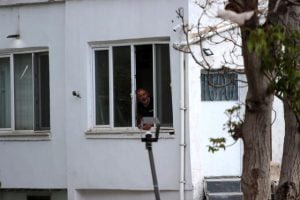مختل يطلق النار من نافذة منزله ويصيب المارة في قيصري