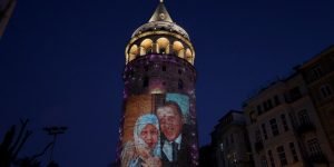 صور والدة الرئيس اردوغان على برج جالاتا
