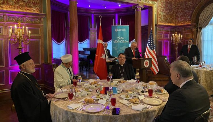السفير التركي في أمريكا يجتمع بممثلين عن الجاليات المسلمة واليهودية والمسيحية