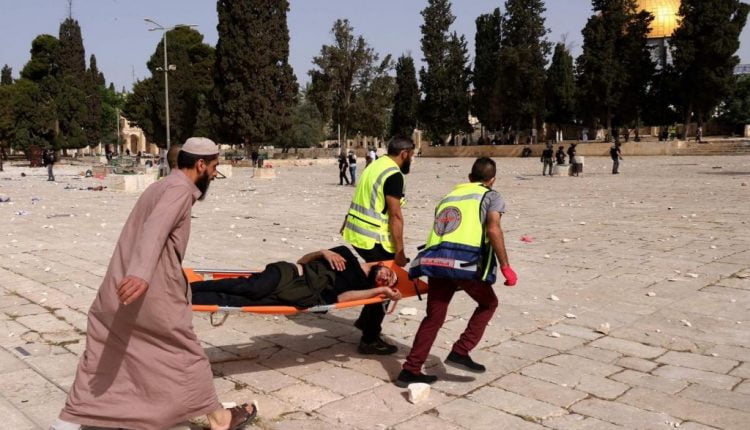 قوات الاحتلال الإسرائيلي تقتحم المسجد الأقصى والإصابات بالمئات