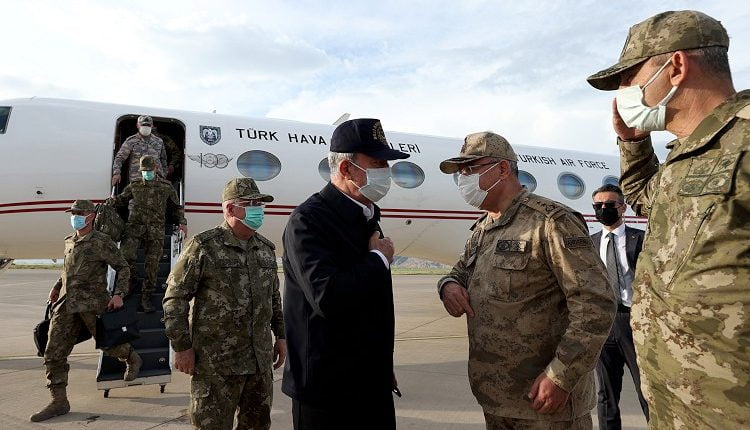 وزير الدفاع التركي يزور قواته على حدود العراق