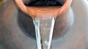 نوع الماء الذي يفضل تناوله على الريق !