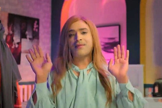 “ظهر في دور فتاة ” ..شاهد: “الحبيب” يقلد مشهور السناب ”بدر خلف” في برنامج “استديو21”