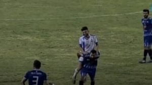 لقطة كوميدية نادرة.. لاعب يحمل منافسه على ظهره إلى خارج الملعب في توقيت “حساس” (فيديو)