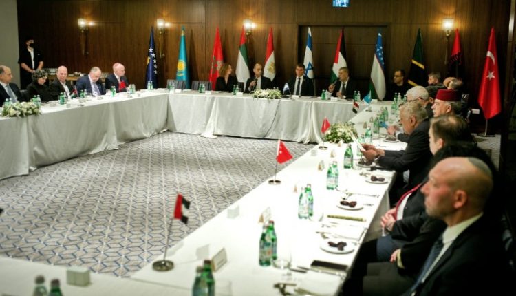 بالتزامن مع القمع بالمسجد الأقصى.. وزراء عرب ومسلمين على مائدة إفطار إسرائيلية في القدس!