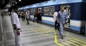 مصر… توقيف شاب خلع ملابسه وردد كلمات غير مفهومة داخل محطة مترو السادات