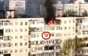 فيديو هرباً من الحريق.. سيدتان تقفزان من الطابق التاسع
