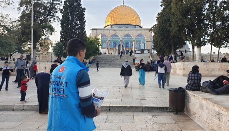 رئاسة الشؤون الدينية تقدم مساعدات للفلسطينيين في القدس