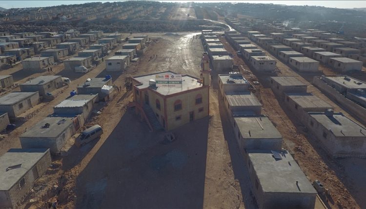 يضم مئات المنازل ومسجدًا وعيادة.. منظمات تركية تبني مخيمًا جديدًا شمالي سوريا