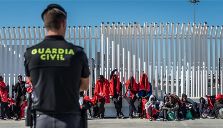 إسبانيا تنشر جيشها في سبتة وآلاف المهاجرين يتدفقون! ما القصة؟