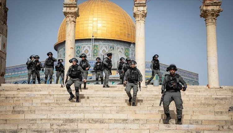 الشرطة الإسرائيلية تهاجم المصلين بالأقصى عقب صلاة الجمعة