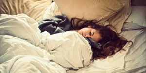 هل النوم كثيرا يضر الصحة؟ خبراء في علم الأعصاب يجيبون