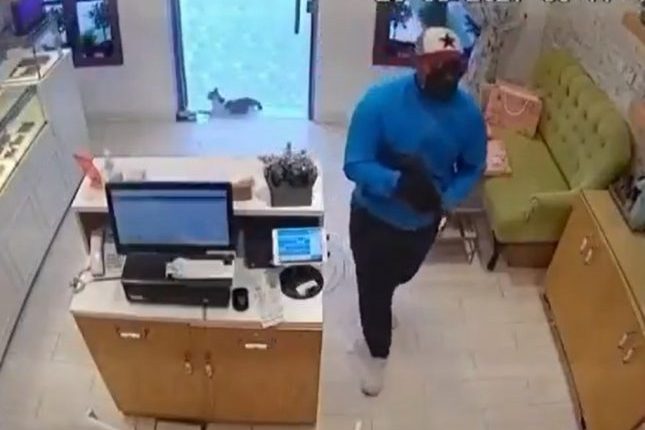 سطو مسلح على محل حلويات