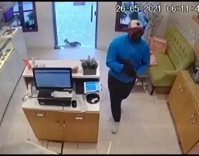 سطو مسلح على محل حلويات