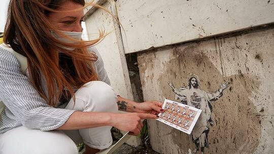 فنانة شوارع تقاضي الفاتيكان بسبب "لوحة جدارية" 1