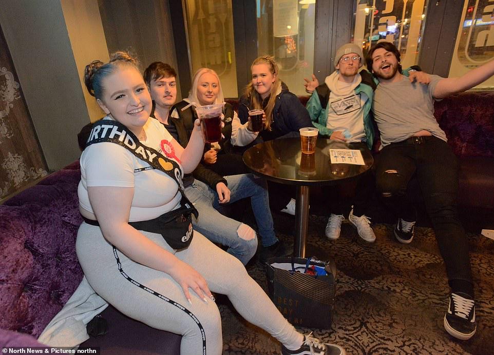 شاهد فرحة البريطانيين برفع قيود “كورونا” وعودة الحياة إلى طبيعتها 1