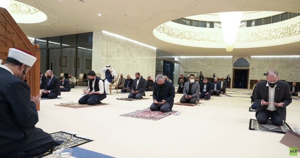 بالصور.. عاهل الأردن وولي عهده يحييان "ليلة القدر" في عمّان 3