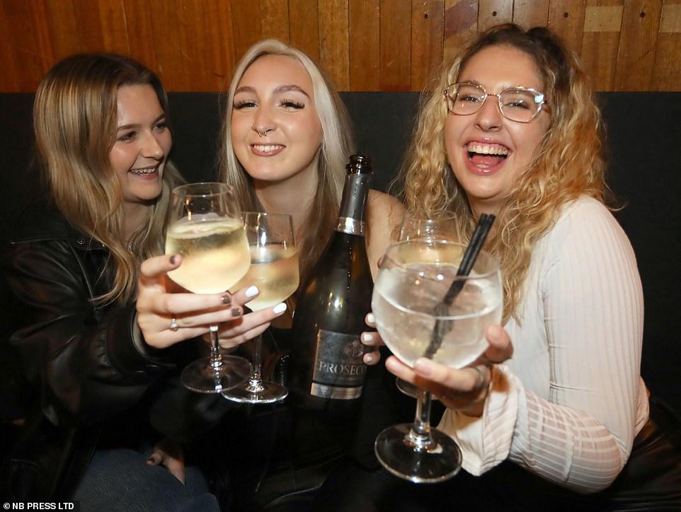 شاهد فرحة البريطانيين برفع قيود “كورونا” وعودة الحياة إلى طبيعتها 3