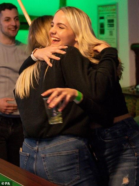 شاهد فرحة البريطانيين برفع قيود “كورونا” وعودة الحياة إلى طبيعتها 5