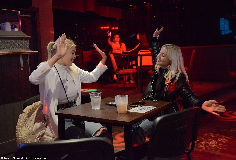 شاهد فرحة البريطانيين برفع قيود “كورونا” وعودة الحياة إلى طبيعتها 11