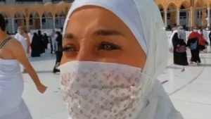 مذيعة مصرية مشهورة تثير الجدل أمام الكعبة خلال الدعاء للفنانة دلال عبد العزيز