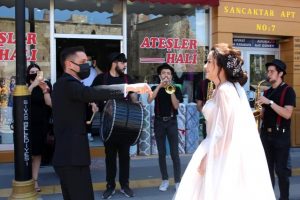 تركيا .. عروسان يزفان على أنغام الأوركسترا (صور)