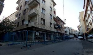 إخلاء مبني تضرر بفعل زلزال إسطنبول