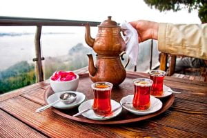 صاحب عمل يخسر 77 ألف ليرة تركية بسبب خلاف حول الشاي