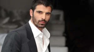 الممثل التركي محمد عاكف يعلق على شائعات ضده