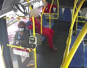 شاهد.. ما فعله شاب في امرأة كانت تجلس أمامه في حافلة أثار غضب الركاب!