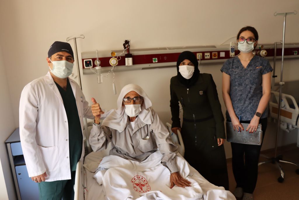 أطباء أتراك يستأصلون ورما بوزن 4 كغم من بطن سبعيني سوري 9