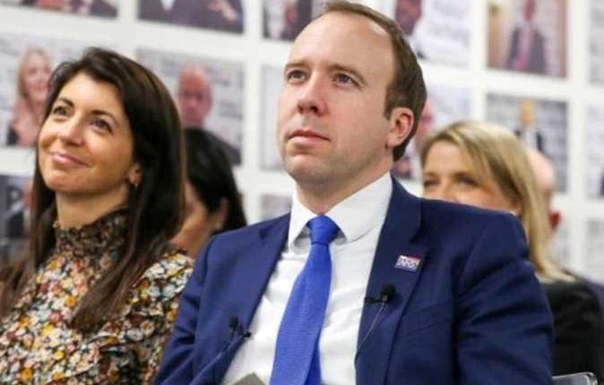 من سرب الفيديو الفاضح لوزير الصحة البريطاني ومساعدته