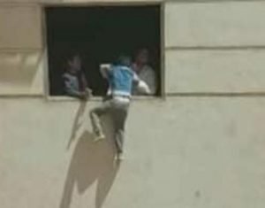 فيديو لمصري يعلق طفل من نافذة بالطابق الرابع في الهواء