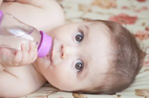 متى يكون شرب الماء قاتلاً للطفل؟
