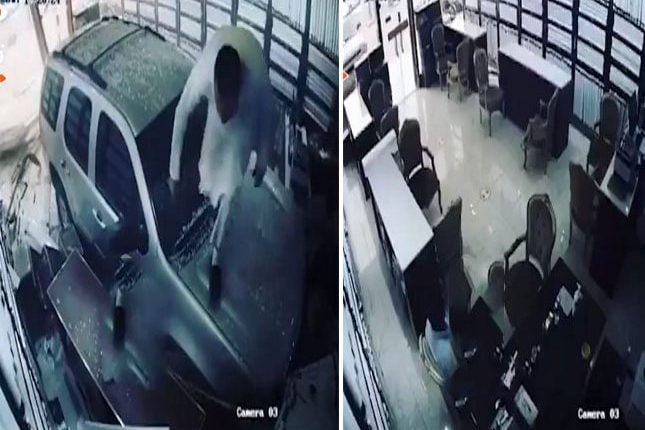 سائق يقتحم محل أقمشة