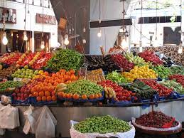 أسواق تركية تُخصص أقسامًا لتقديم الفاكهة للأطفال مجانًا