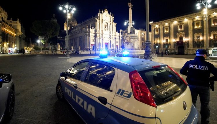 مصري يطعن شخصين داخل حافلة