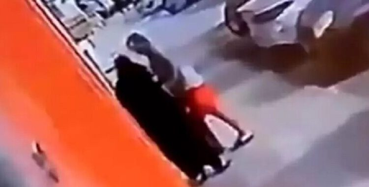 شاب يتحرش بفتاتين وسط الشارع ويثير ضجة واسعة في بورصة (فيديو)