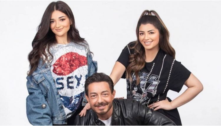 أحمد زاهر يحتفل بتخرج إبنتيه ملك وليلى