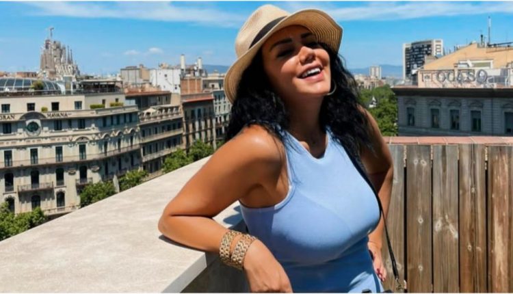 رانيا يوسف بفستان احمر على الشاطئ