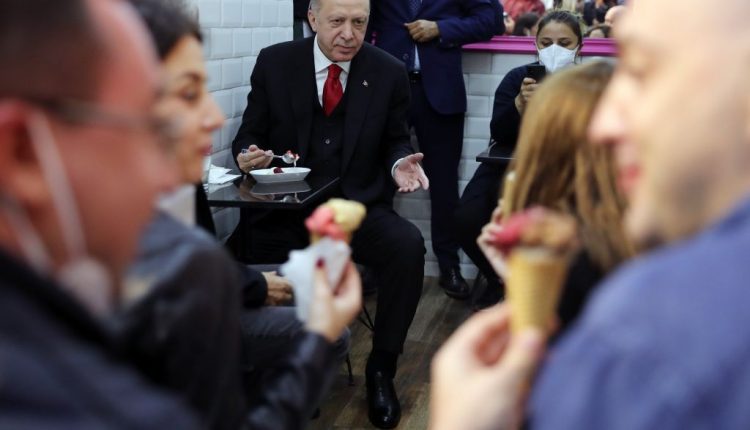 الرئيس أردوغان يأكل "البوظة" مع مواطنيه في محل بإسطنبول