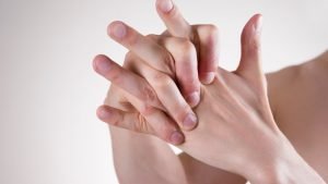 هل طقطقة الاصابع يشكل خطراً