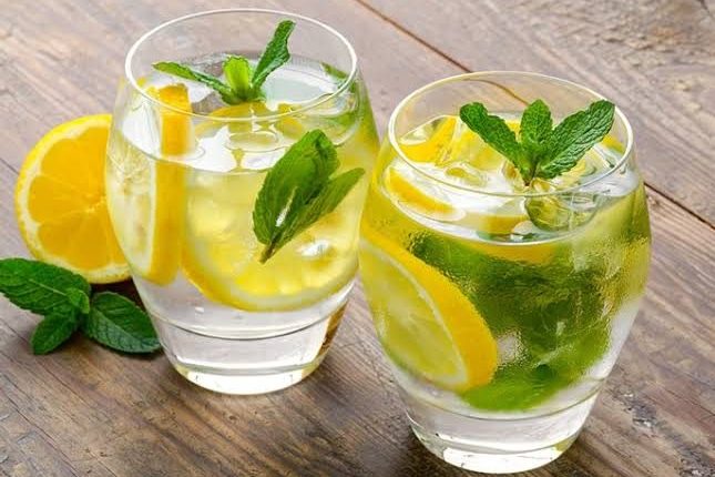هؤلاء الأشخاص ممنوعون من شرب عصير الماء بالليمون