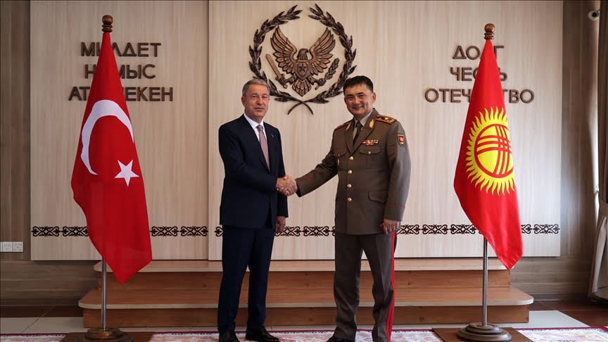 وزير الدفاع التركي يبحث مع نظيره القرغيزي التعاون العسكري